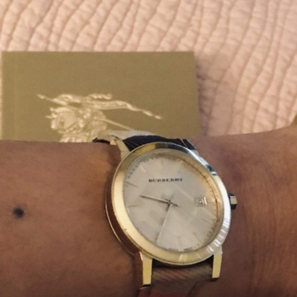 Classic Burberry Unisex Gold Watch - Picture 3 of 8